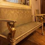 Stessa forma dei piedi dell�elegante divano giallo, le cui braccia diventano invece sfingi alate